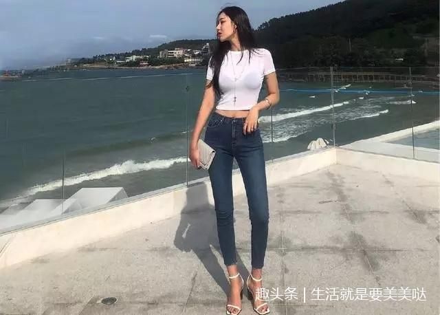 牛仔裤完美大秀小姐姐的美腿，彰显青春与时尚的品味!