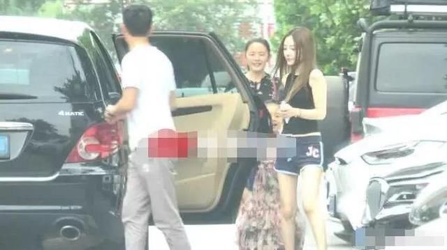 贾乃亮拉黑李小璐微信？助理点赞骂李小璐微博，两人疑彻底决裂？