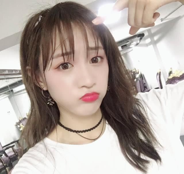 鞠婧祎亮相，化个淡妆就这么美，这一点和黄婷婷就不同了！