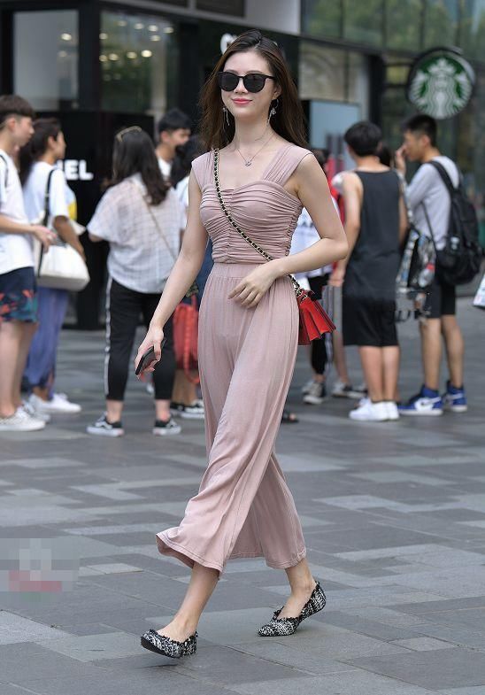 街拍:街头的美女们为了“脱单”，穿搭时髦，展示好身材