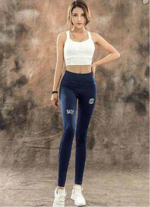 穿着打底裤的大长腿，让人流连忘返！