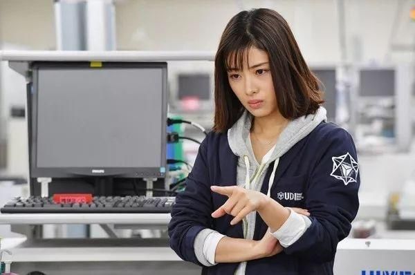 尴尬| 沈月淋雨颜值造型全崩?果然头可断发型不!能!乱!