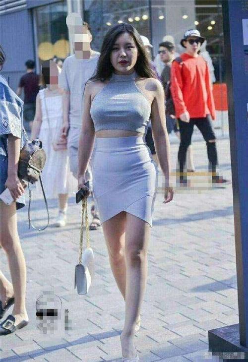 街拍：小姐姐牛仔裤也能撑出紧身效果, 光滑细腻