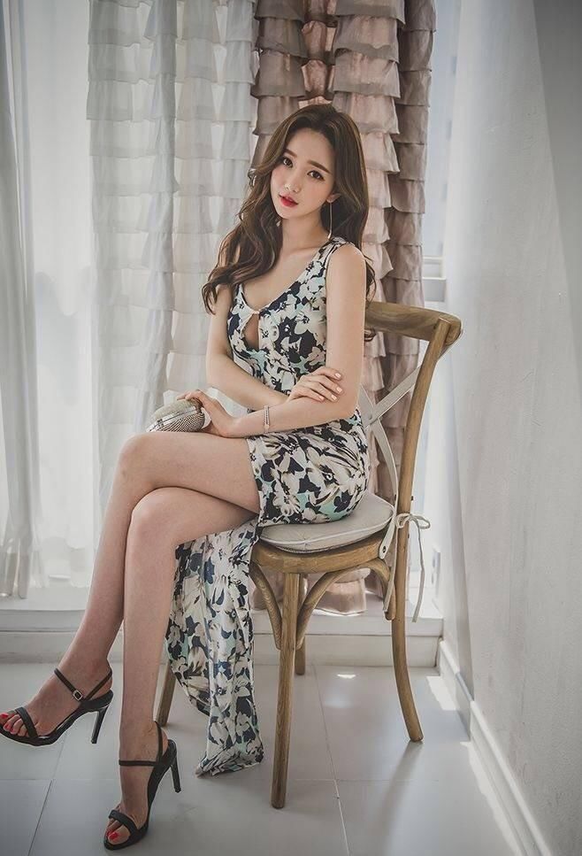 温婉知性美女穿碎花开叉长裙，露白皙长腿尽显超模气质！
