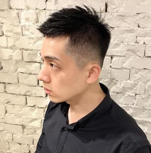  特别@男生别再留“过耳”发型了，这几款短发长度刚好，干净又帅气