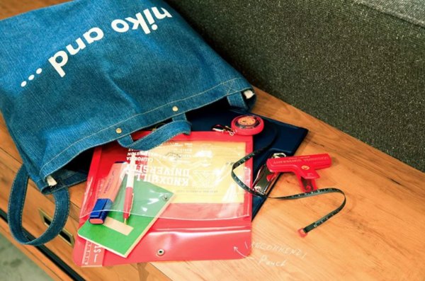 用做杂志的方式开了一家杂货店，店面每天都在变“脸”!