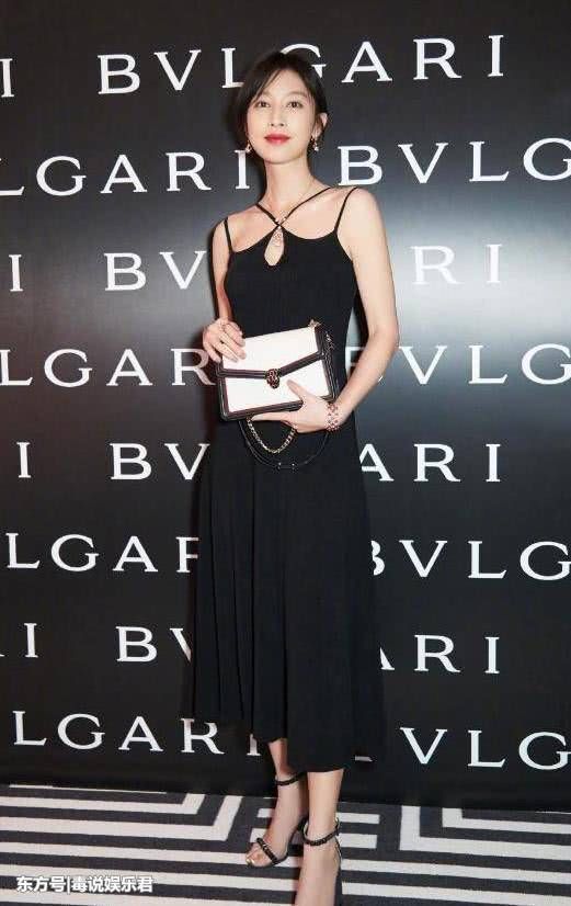 张俪真会玩，走秀还要用白色蕾丝配红鞋，搭配起来却意外地好看!