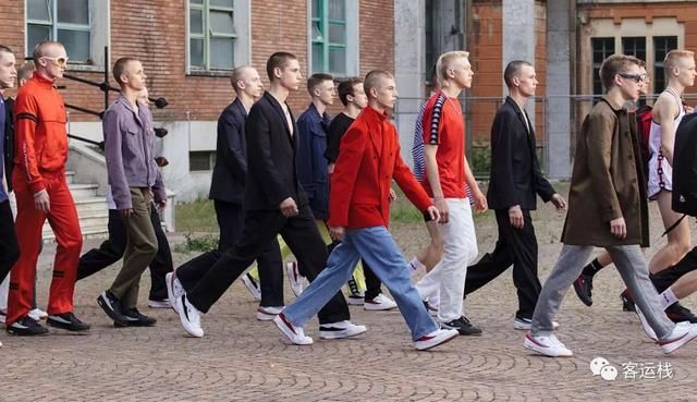 俄罗斯足球队借过，轮到时尚军团上场了|会玩