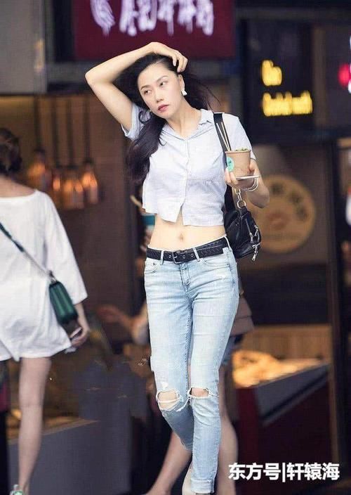 活力时尚的牛仔裤美女，轻松自在，展现街头的休闲风