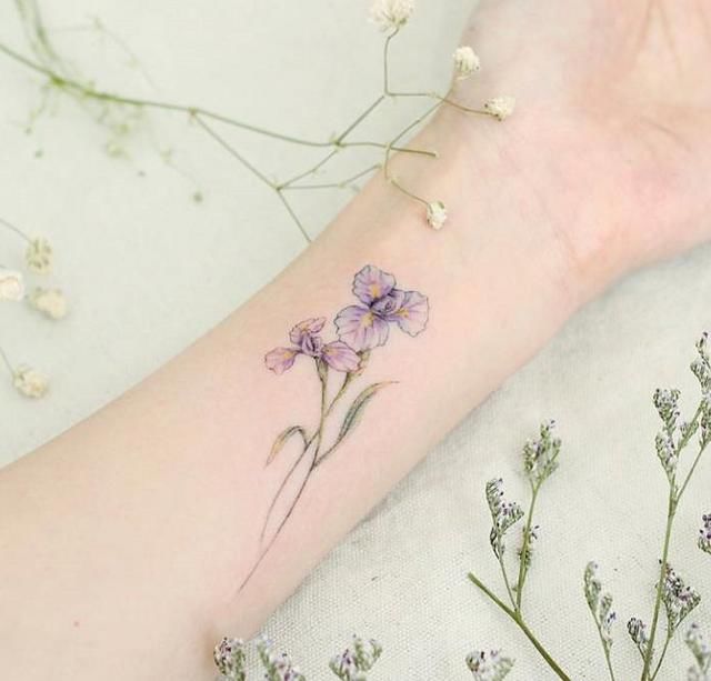 性感又充满魅力的花卉纹身，漂亮小姐姐们最爱的纹身图案!