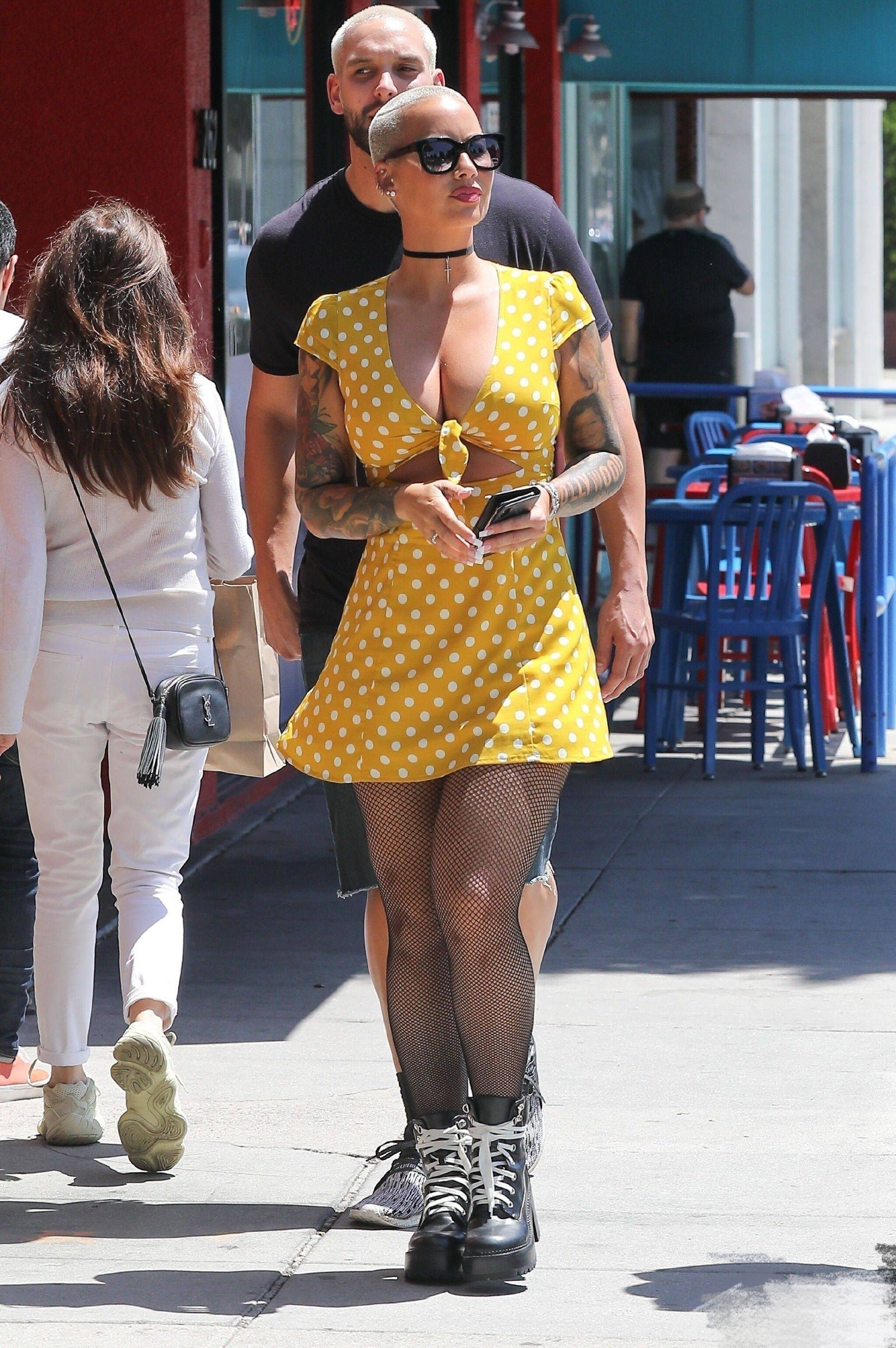 光头名模艾波罗斯性感出行，黄色小短裙搭配渔网袜，骚气十足