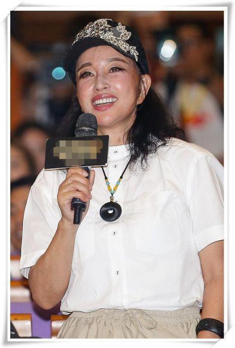 看米雪的近照，再看看62岁刘晓庆，终于知道保持少女心的重要性