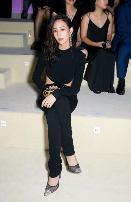 张钧宁看秀造型新鲜出炉，穿黑色连体裤尽显高挑好身材!