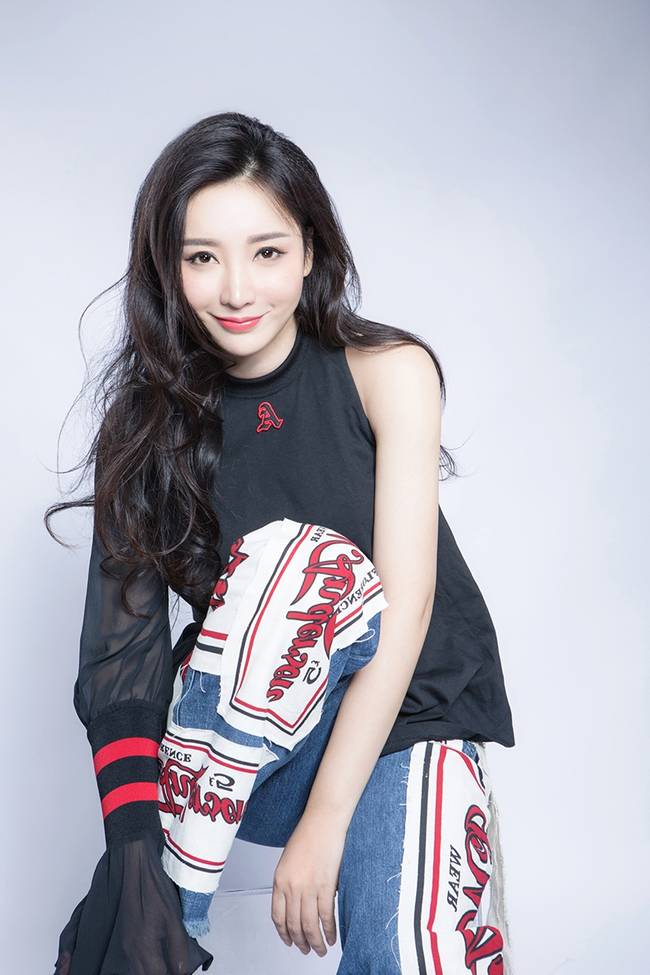 不只是性感!柳岩抱胸秀傲人上围卷发慵懒