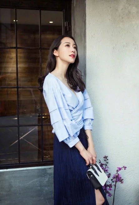 小姐姐身穿浅蓝色的上衣尽显成熟妩媚,开叉的五分裙也不能够阻挡