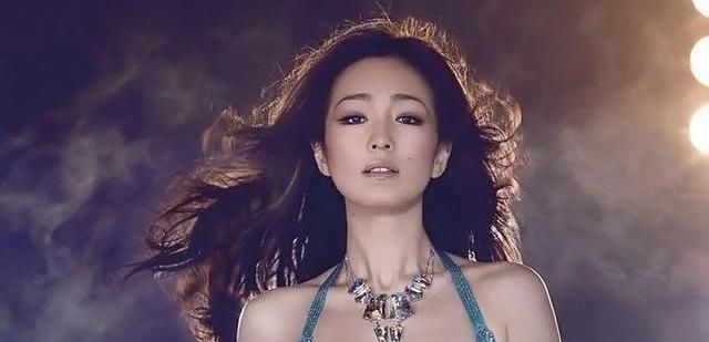 『微笑』巩俐拍戏手被卷进摄像机!指甲被掀开血肉模糊,微笑起身忍痛拍摄