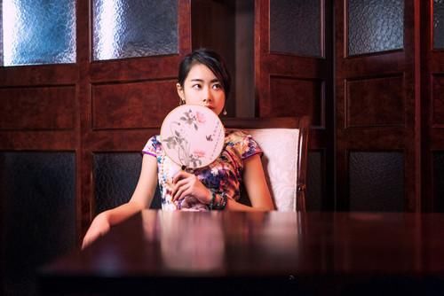 一位身穿旗袍的古典美女，慵懒的坐在沙发上美艳动人