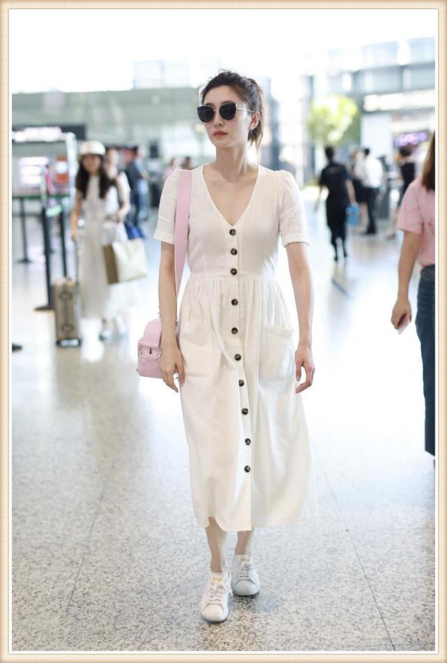 刘雯堪称最保守超模！小白裙里套裤子走机场，江疏影都比她放得开