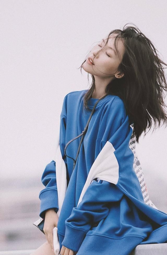  #能体现出#成熟女人不要再穿大地色了，亮色的服装更显女人味，优雅又气质