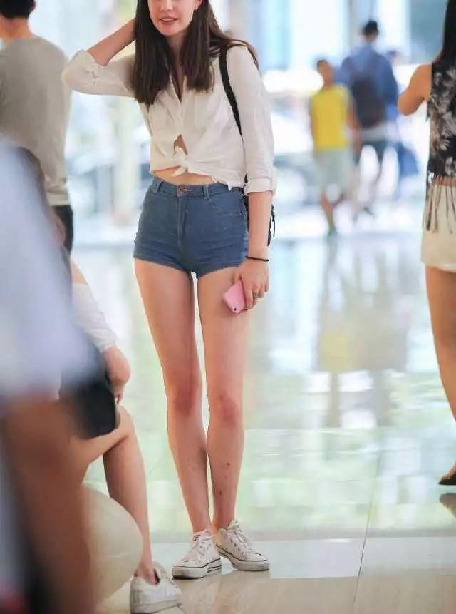 街拍，青春靓丽的高挑黄花大闺女，牛仔短裤尽显修长白皙美腿!