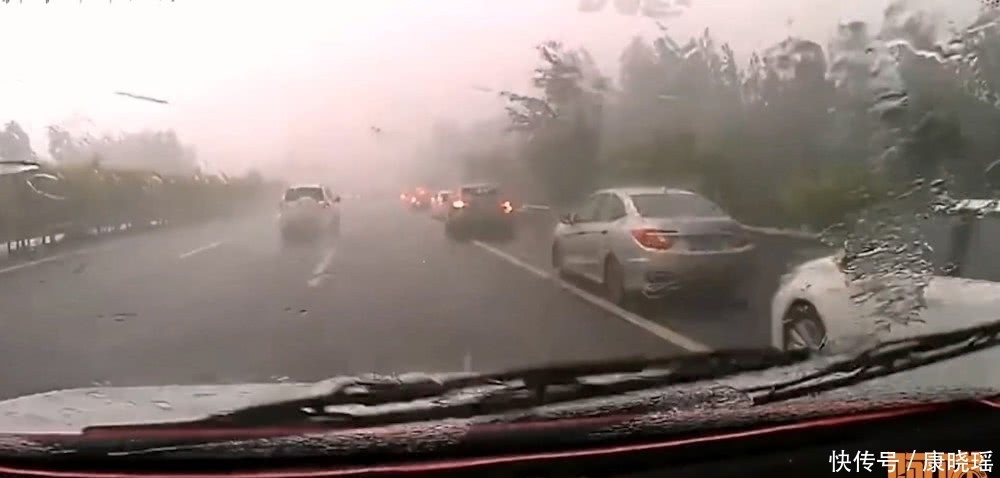  #车道#为什么老司机雨天跑高速都这么做，这里面大有学问，新手