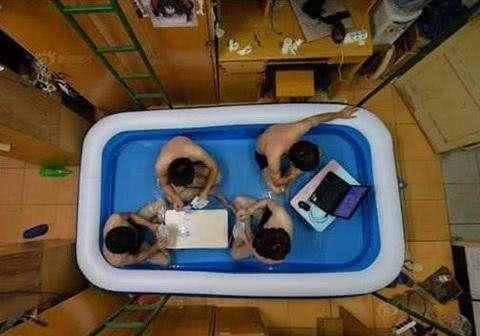  【发来】学生平时在宿舍里做什么？班主任发来查寝照片，家长：我尽量不笑