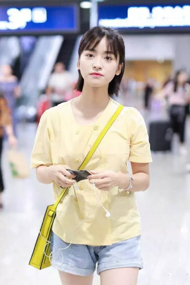 沈月清纯发型吸晴，腿很清瘦，网友：看原图后发现很粗！