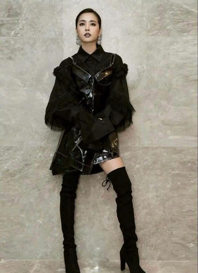 蔡依林简直了,西装下面加裙子!网友:不会穿就算了,还乱搭配!