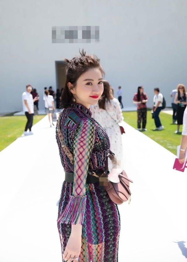 30岁景甜近照曝光，红唇瓷肌似少女，现身机场大秀美腿