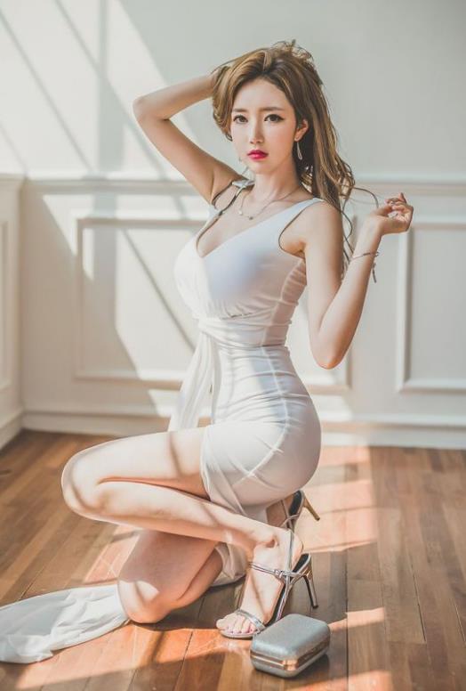  气质|李妍静，一条白色的连衣开叉裙气质美