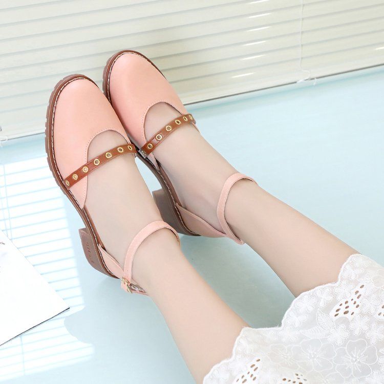 穿裙子别再傻傻配高跟鞋，现在大家都穿这样的凉鞋，现在正流行呢