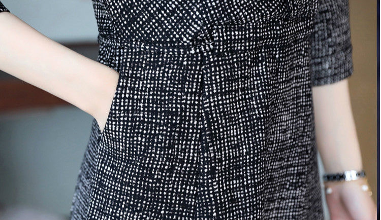 46岁丈母娘，简直太洋气了!穿这样的“秋裙”裸靴，嫩美到飞起