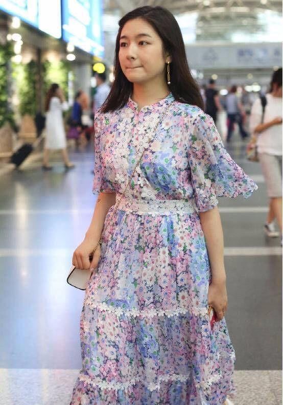 19岁李兰迪长得着急，穿的倒很水灵，连衣裙款式不错!