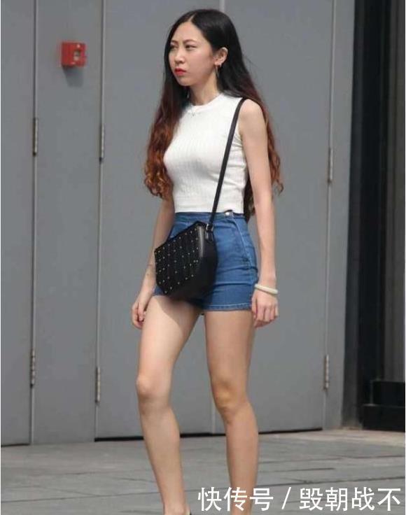 『 挂饰』吊带长裙凸显美好身材，小熊挂饰可爱！，街拍：丰腴的小姐姐