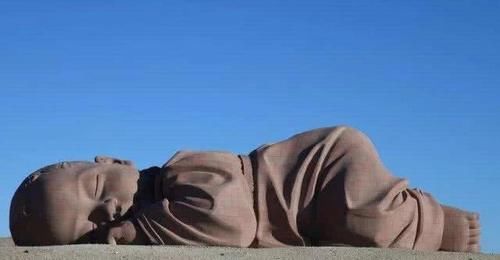 沉睡的沙漠巨婴,以戈壁为床大地为被