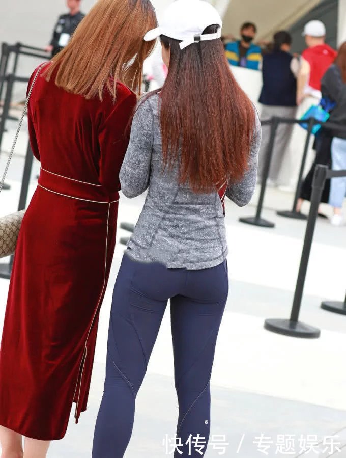 塑料姐妹花街头争相斗艳，为博眼球睡衣出门，闺蜜紧身裤勒痕明显