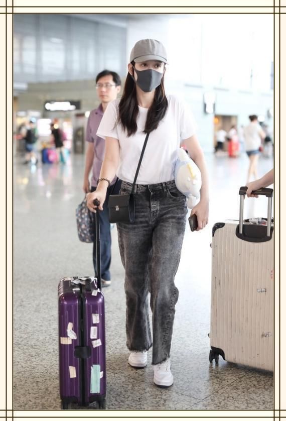 陈乔恩现身机场，竟穿了条80年代的牛仔裤，网友:我妈都不穿了
