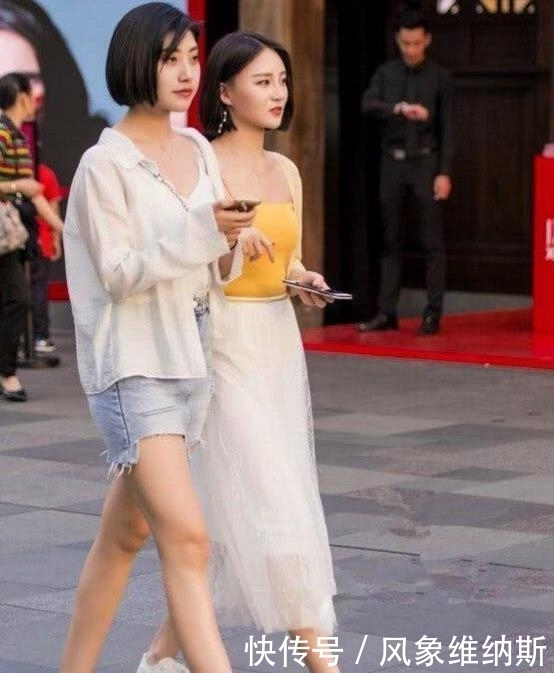 清秀|街拍：螓首蛾眉的小姐姐，米色外套配米色短裙，长相清秀又美丽