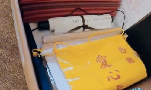 『林丽吟』吴尊林丽吟打扫旧房子,拿出最值钱的物品,看清是啥,谁能不感动