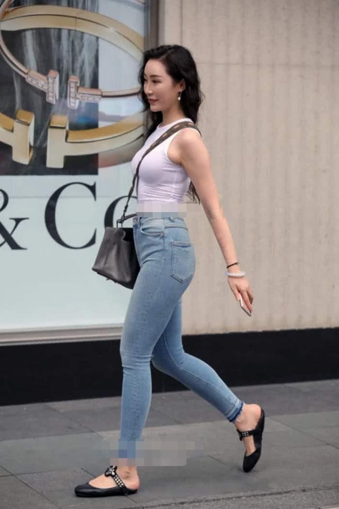 珠珠街拍: 丰满修身牛仔裤靓女 上身背心藏不住, 凉快得好羡慕啊!