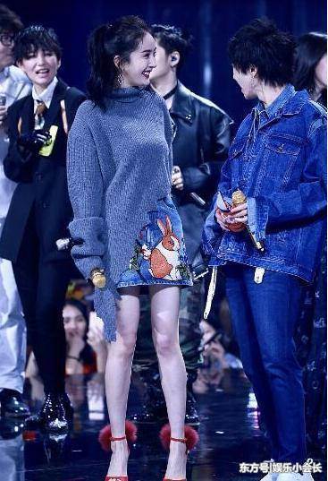 杨幂活动亮相，大家却被她的下装吸引，网友：这裙子要火！