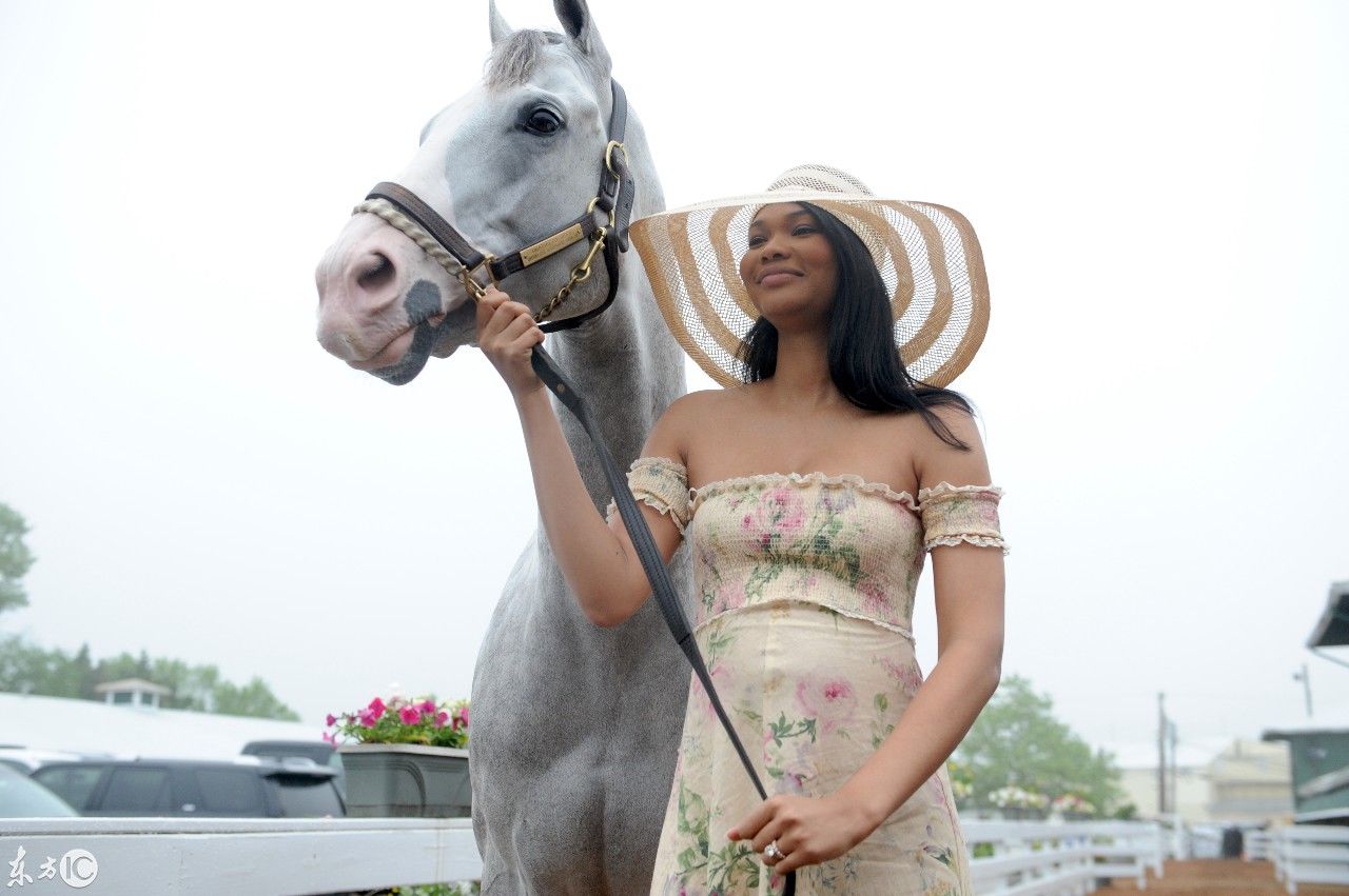 时尚扫街维密天使夏奈尔伊曼,田园风连衣裙与高头白马合影