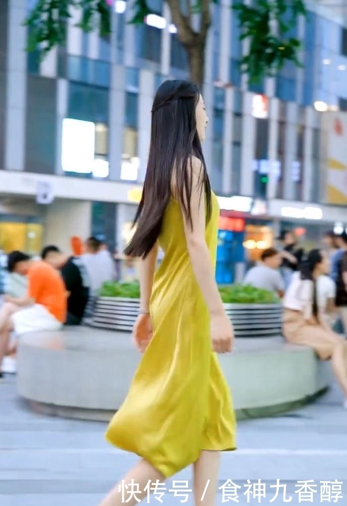 哥哥■美女撩裙子是什么意思,看到喜欢的小哥哥了吗?