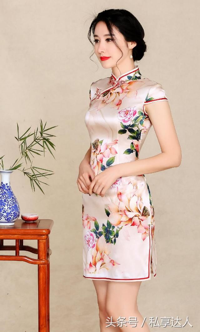 淡雅色调真丝短款旗袍裙，穿出婀娜多姿好身材，撩人心弦！