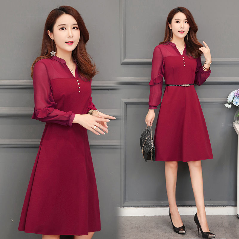 小姨身穿这“秋装裙”，洋气超迷人，原来本季流行这么穿，美呆了