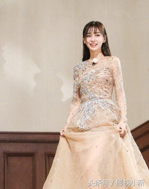当杨颖穿一身裸色礼服亮相的时候，网友纷纷表示美出了新高度