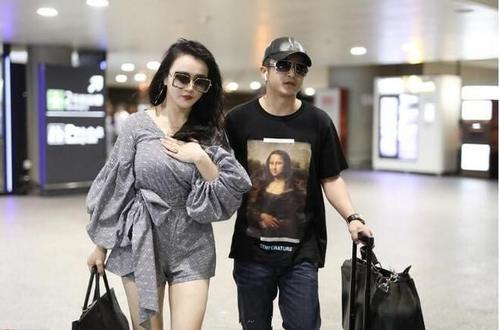 冉莹颖连体裤凹造型，上围太抢镜了，网友：邹市明真有福