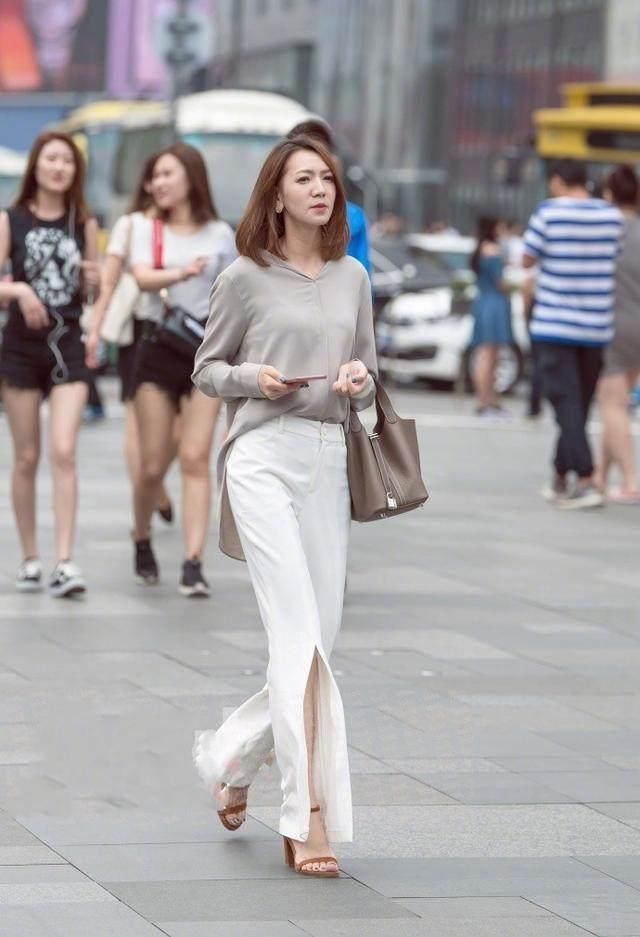 偶遇美女，高雅大方仙姿玉色，美腿很迷人!