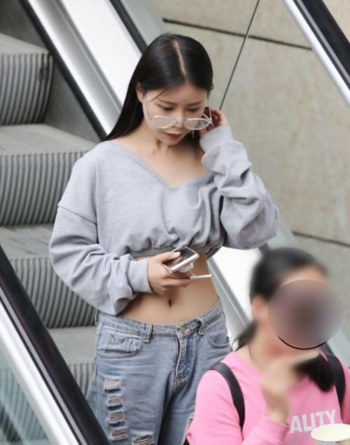  「小姐姐」时尚性感美女，漏肩装惊艳四方，破洞牛仔裤也是大胆