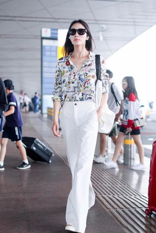 王紫璇花衬衫配白阔腿裤气场2米，大长腿吸睛，刘雯都要压不住了